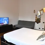 Olimpia Tranquillo Con Ampio Terrazzo Al Sole E Parcheggio Gratuito Séjour chez l'habitant